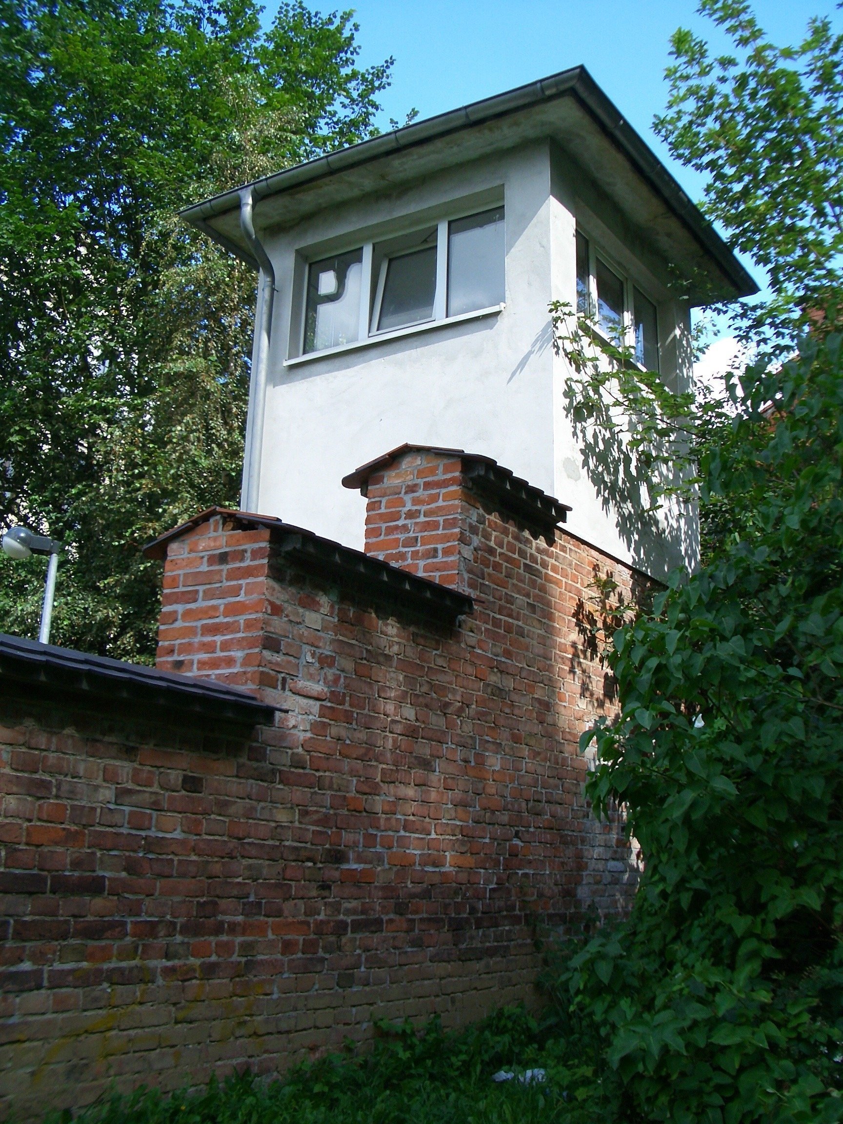 Authentisches Foto eines Wachturms im Hof des inzwischen abgerissenen Gefängnisses in der Domstraße in Greifswald