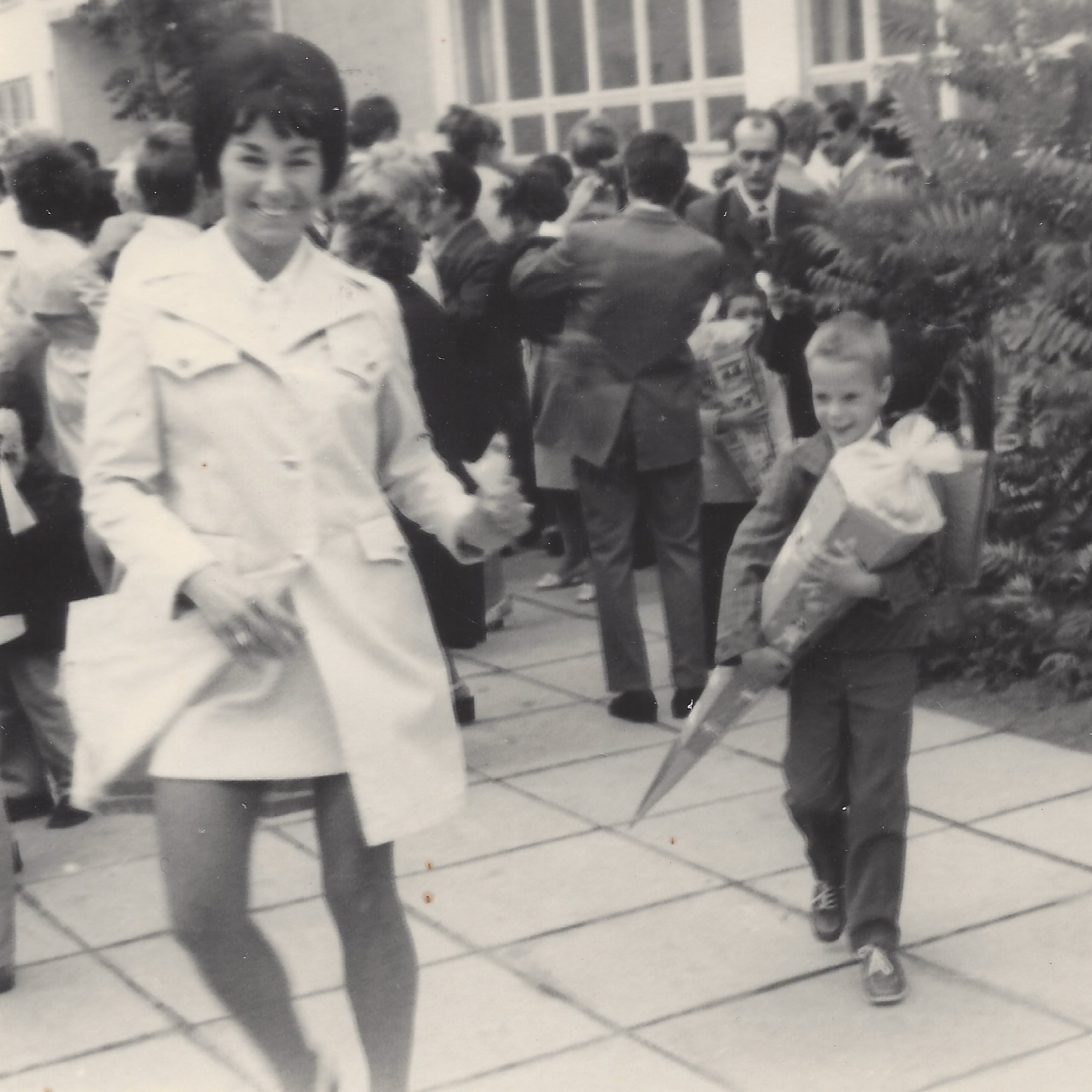 Authentisches Foto von meiner Einschulung am 2. September 1972, links meine Mutter